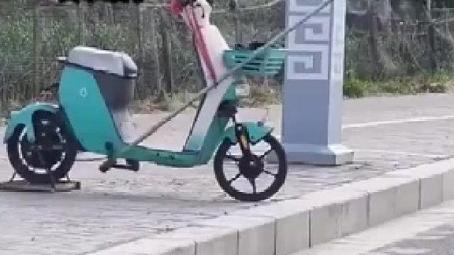 水泥厂老板做了个招牌，用车帮忙展示