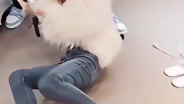 小酷按耐不住，直接把妹子拖上了床，手还碰到了神秘地方