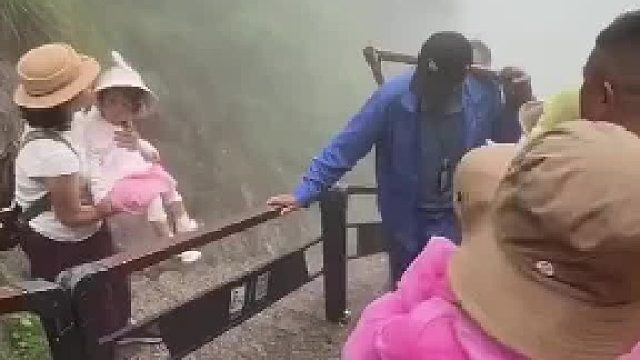 轿夫抬着女子上山，想再加一个小孩被轿夫拒绝，“这样不安全的”