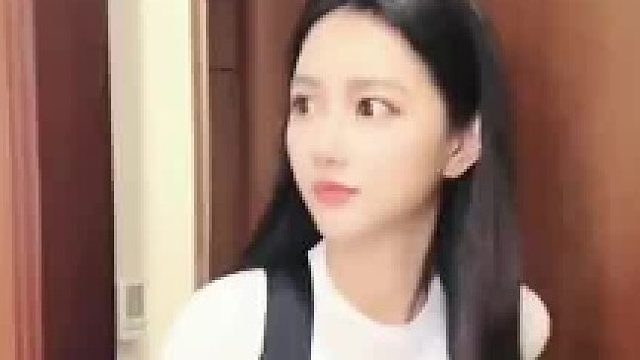 第一次穿骑行服，美女羞耻感太重，谁能抽到她就赚大了！