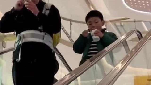 夫妻吵架冷战逛商场，撞见老爸 “一拖二” 看热闹