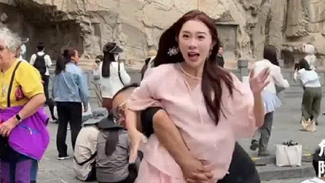 男子抱女友转圈圈，当场把鞋子转飞了