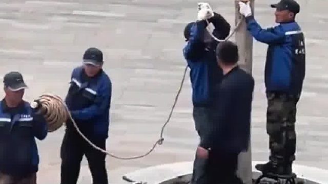 五个人给树干缠麻绳，恰巧选择了效率最慢的方法