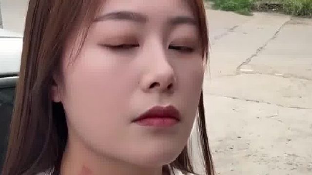 女子脖子现红印，亲身示范是撞车门框所致，老公在旁观看