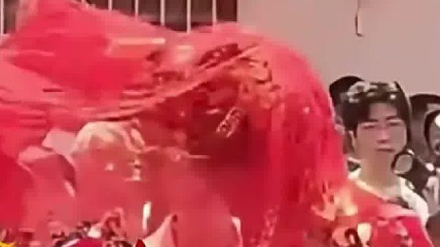 结婚当天新娘下车时，大妈掀掉新娘的头纱，结果勾到了簪子