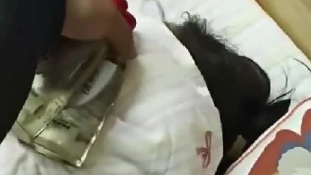 男子带烧烤回家