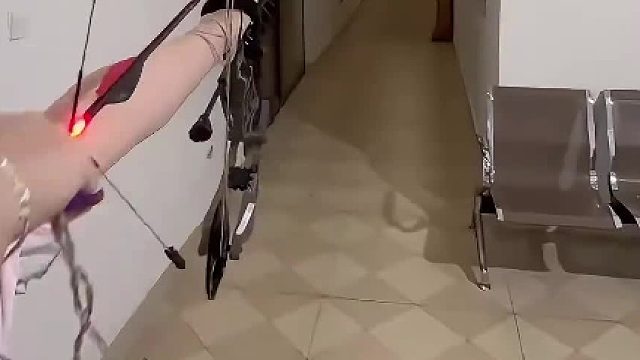 女生练习复合弓射箭，上一秒有多帅下一秒就有多痛