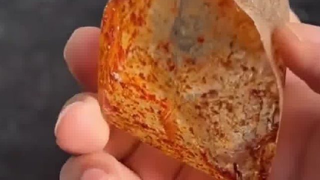 谁能想到这竟是水晶，第一眼以为是个空心的壳