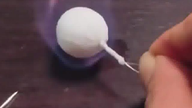 打火机点燃珍珠惊奇，网友讨论科学！
