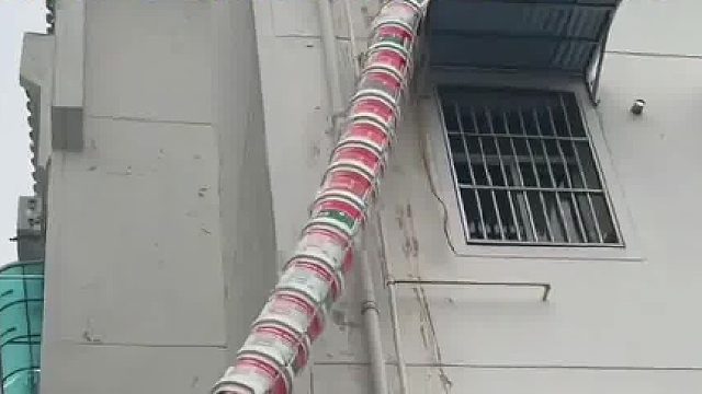 工人用37个桶自制“垃圾下楼”神器，6层以下都可使用