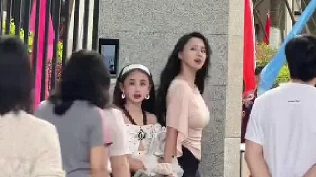 妈妈颜值确实高。