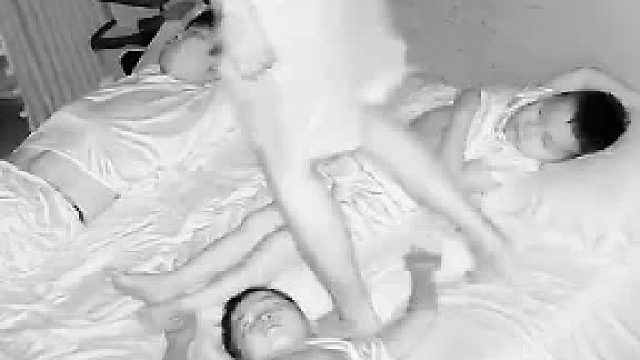 妈妈一躺到床上，爸爸和两个娃就粘了过来，网友：是不是你身上比较凉啊
