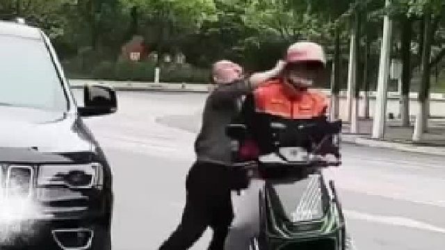 你怎么看？车主与外卖小哥发生争执大打出手，小哥全程未还手