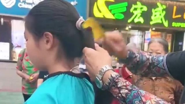 收发老板技艺稳又细，剪发顺便收购物品，吃瓜群众：这才是全能高手