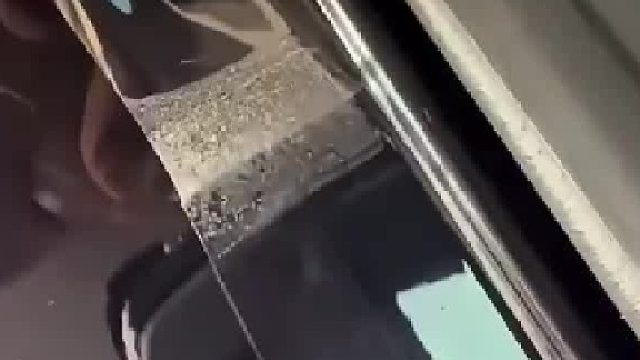 撕膜用巧劲，随时控制车身留胶不留胶