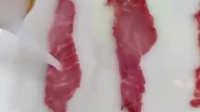 用生肉做实验把“不能给宝宝喝太热的奶”讲得明明白白