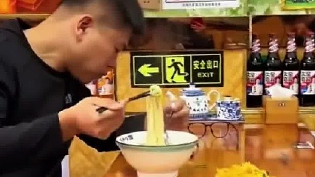 五个人一年没见了，一起通宵打游戏结果闹的不愉快，早餐分三桌吃