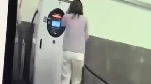女子想把充电桩捋好些，结果反被挨了一下打