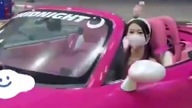 美女开豪车去加油，却被服务员一句话整懵，租车前先弄清这个问题