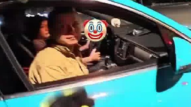 男生骑机车搭讪美女，没想到女生爸爸从副驾驶探出头来，爸爸：果真吗？贤婿