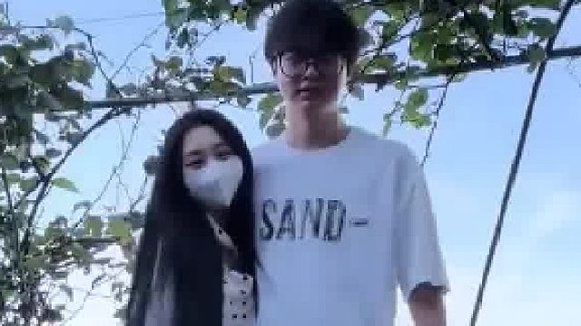女友穿着高跟鞋朝男友蹦过去，女友的手一动男友立马下意识的护住自己。