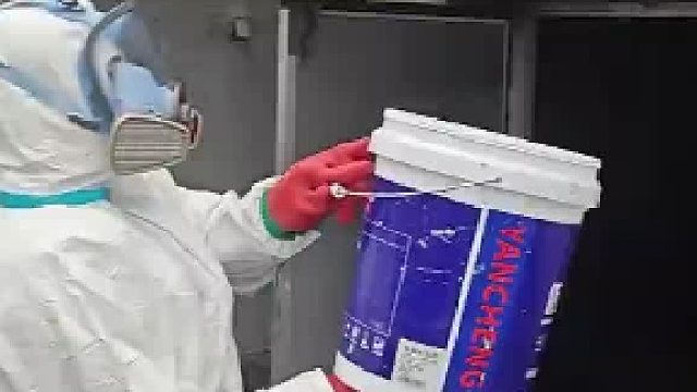 两名男子用桶处理蜂窝，扣上去后才发现没法把桶拿下来