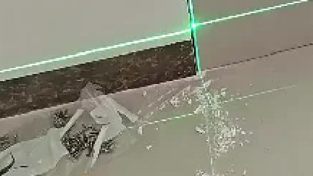 全屋定制做的柜子是垂直的，结果装上去一看跟墙面有条缝隙