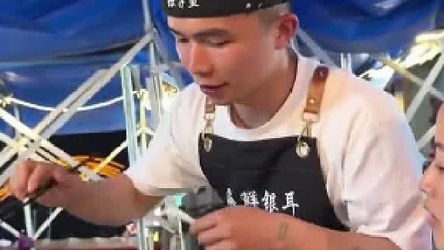 好朋友来店里捧场消费，男生上完菜顺手拿了一点自己吃