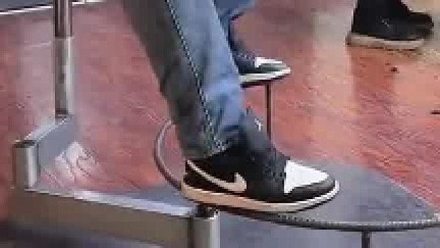 理发师自制了一个凳子，给客人理发的时候可以坐下了