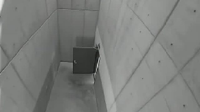 服刑人员躲墙成功躲避了狱警的查找，还以为只有电影这样
