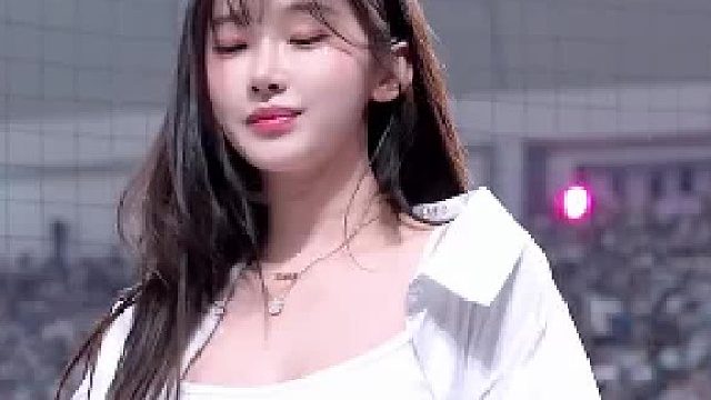 韩国女神啦啦队员李珠珢性感表演 李珠珢在赛场俏皮舞动，魅力和风采令人心动。