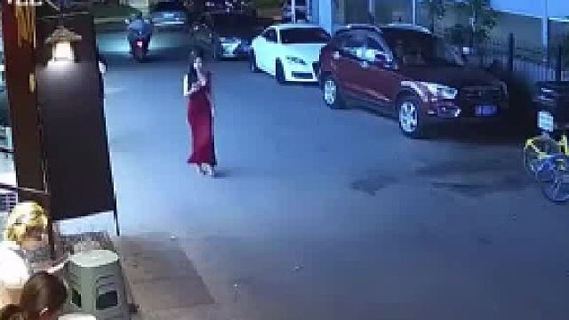 老板娘从外面回火锅店，三名男子毫不犹豫地跟着转进了店里