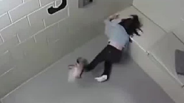 美国女子涉嫌酒驾被捕 被警员粗暴推撞拘留室造成眼睛永久失明