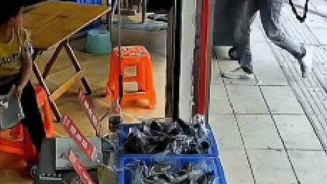 男子和女子发生冲突冲进店里拿刀，老板迅速反应上前阻止，提醒：遇事需冷静 莫冲动
