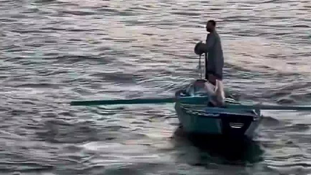 这小卖部牛 开到海上揽客 拿生命在做生意