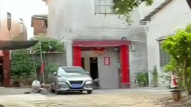 这兄弟瞬间尬住了…