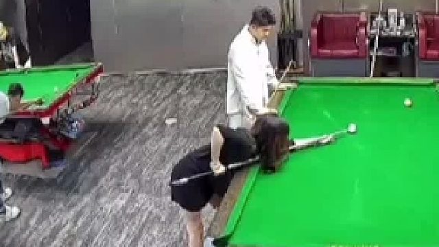 正在笑女性朋友没进球，正巧旁边桌的男子也没进，对方以为在笑自己