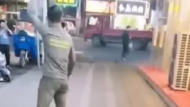 中国人就是这样，都是打工的谁嘲笑谁
