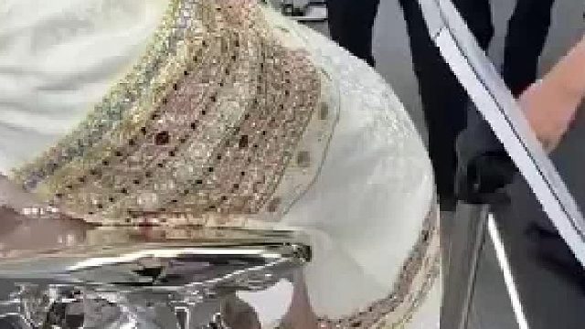 网友看展时看到一机器人，这皮肤纹理一开始还以为是真人，太逼真了