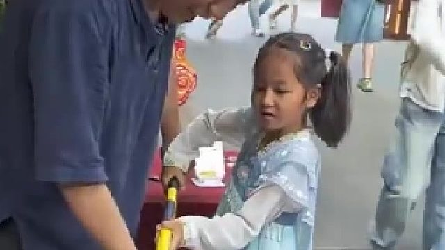 毕业季女孩在景区制作手工纪念币，用锤子一敲就成型了