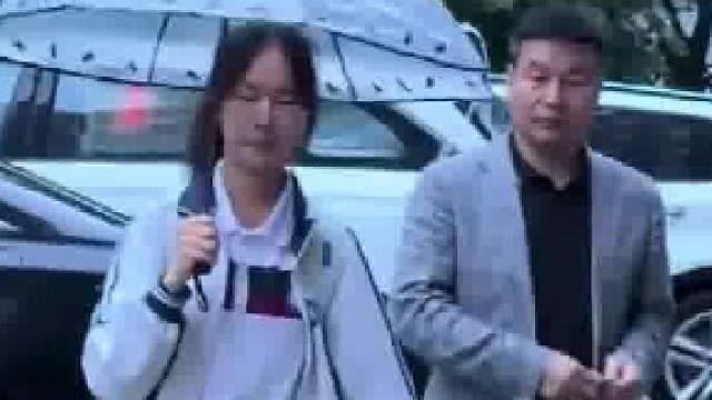 女儿下车后独自打着伞走路，碰到爸爸的头也没意识到要邀请爸爸一起。  ​