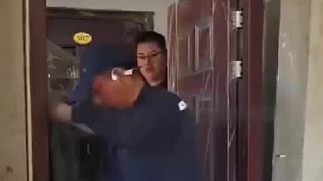 装修师傅随便踢了两脚，门框就掉下来，难怪装修先换门