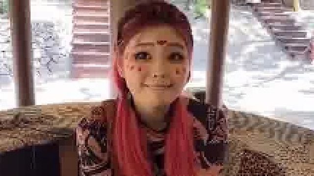 男子毕业到景区游玩参与趣味博弈，拖着一行李箱的银票入场，NPC：完了，景区输没了