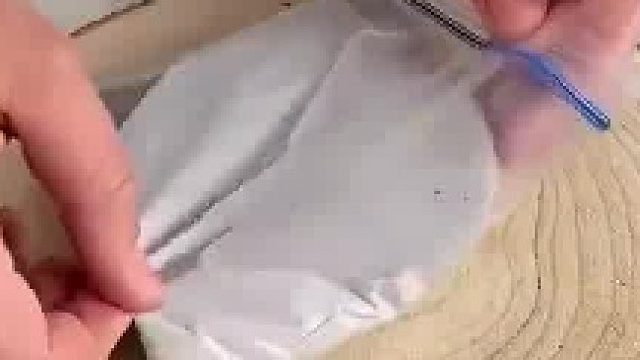 博主在袋子里装水泥，然后做成一个杯垫
