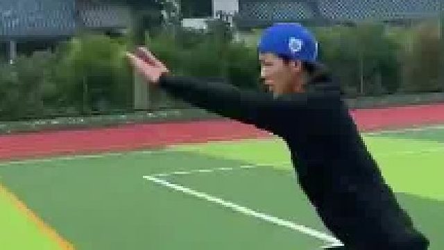 男子在操场上连续后空翻，谁知衣服全掉光了