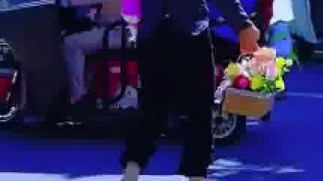 父亲坟前的躺椅倒了，女子找出租车司机帮忙将躺椅扶正  ​