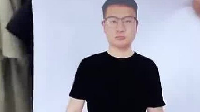 男子把实拍照片打印出来，裁掉衣服部分拿去店里配色比对