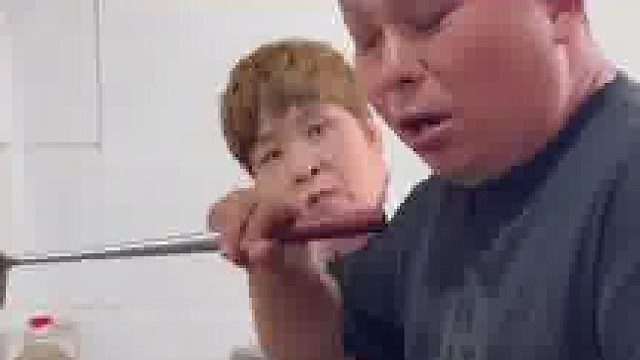男子把酒倒勺子里，随后假装喝汤把酒给喝了