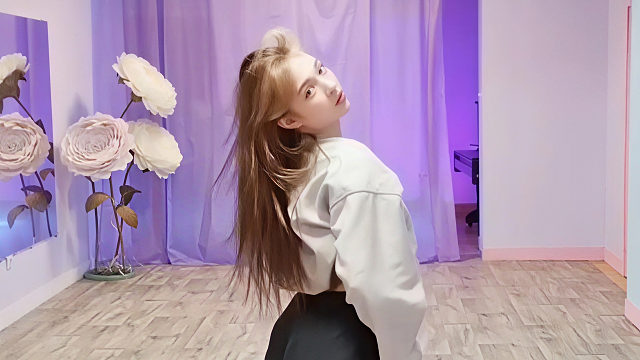 俄罗斯姑娘才艺表演23.11.03_铁锤(安吉丽娜)00