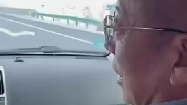 单手开车，一只手握方向盘，另一只手握挡把，才是老司机